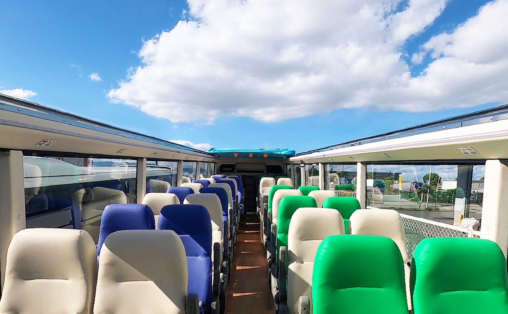 Osaka sightseeing bus “OSAKA SKY VISTA” and “Nani Wonder” 
