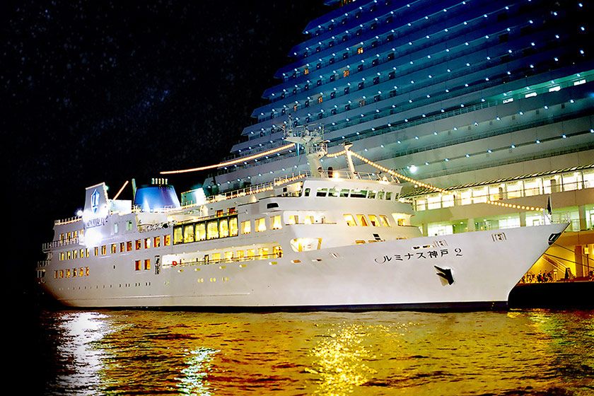 Departing from Tempozan, Osaka! Luminous Kobe 2 “Christmas Special Cruise”